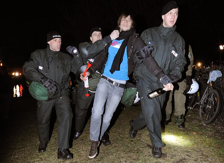 ...und Polizisten transportieren Demonstranten ab, die dem Ort des 
Wulff-Abschieds zu nahe gekommen waren.