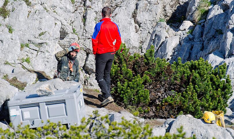 Am Einstieg der Riesending-Schachthöhle warten die Rettungskräfte.