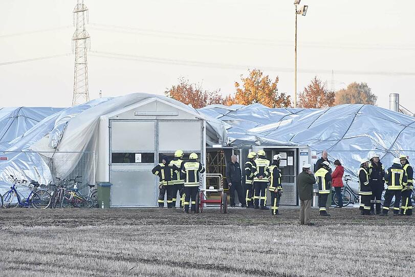 Nach dem Brand in einem Wohnabteil kollabierte die Traglufthalle.