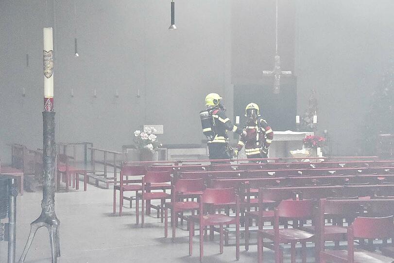 Der Christbaum in der Kirche fing Feuer und griff auf die danebenstehende Krippe über. Die Feuerwehr konnte den Brand allerdings schnell löschen.