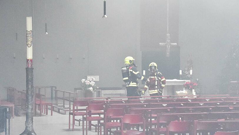 Der Christbaum in der Kirche fing Feuer und griff auf die danebenstehende Krippe über. Die Feuerwehr konnte den Brand allerdings schnell löschen. Der Christbaum in der Kirche fing Feuer und griff auf die danebenstehende Krippe über. Die Feuerwehr konnte den Brand allerdings schnell löschen.
