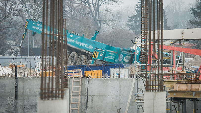 Am Donnerstagvormittag stürzte auf einer Baustelle in Freising eine Betonpumpe auf zwei Arbeiter - sie starben noch vor Ort.