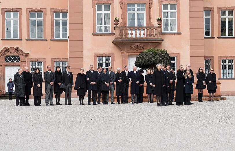 Der enge Familienkreis um Prinzessin Benedikte zu Dänemark steht anlässlich der Trauerfeierlichkeiten für Richard Prinz zu Sayn-Wittgenstein-Berleburg am 21.03.2017 in Bad Berleburg (Nordrhein-Westfalen) im Schlosshof.