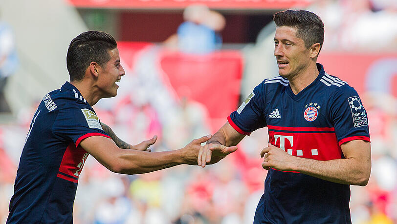 Gemeinsamer Jubel im Trikot des FC Bayern: Robert Lewandowski (rechts) freut sich mit James Rodríguez über sein Tor zum 2:1 gegen den 1. FC Köln. Gemeinsamer Jubel im Trikot des FC Bayern: Robert Lewandowski (rechts) freut sich mit James Rodríguez über sein Tor zum 2:1 gegen den 1. FC Köln.