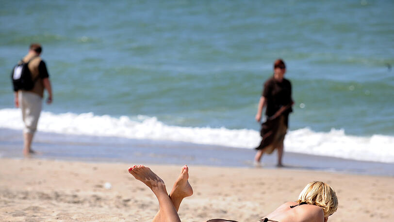 Freizeit am Strand lachte die junge Frau wohl mehr an als ihr Friseurjob. Freizeit am Strand lachte die junge Frau wohl mehr an als ihr Friseurjob.