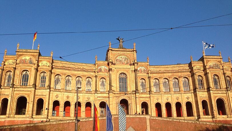 Am Maximilianeum startet der Rundgang zur Stadtteilgeschichte. Am Maximilianeum startet der Rundgang zur Stadtteilgeschichte.