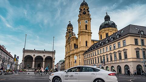 Ein selbstfahrendes Auto des Roboterwagen-Entwicklers Mobileye am Odeonsplatz.