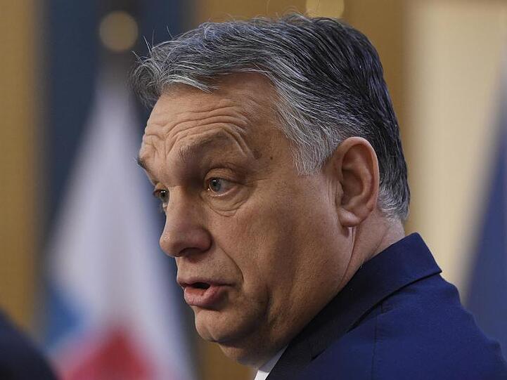 Der rechtsnationale Ministerpräsident Viktor Orban hatte sich am Montag vom Parlament in Budapest mit umfassenden Sondervollmachten ausstatten lassen.