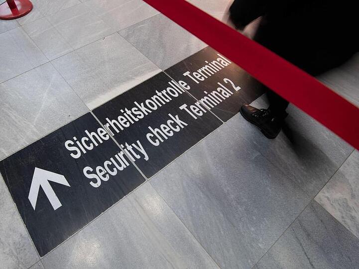 Airlines, die ihre Check-In-Zeit sehr knapp bemessen, tragen mit zum Gedränge bei den Sicherheitskontrollen bei.