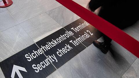 Airlines, die ihre Check-In-Zeit sehr knapp bemessen, tragen mit zum Gedränge bei den Sicherheitskontrollen bei.
