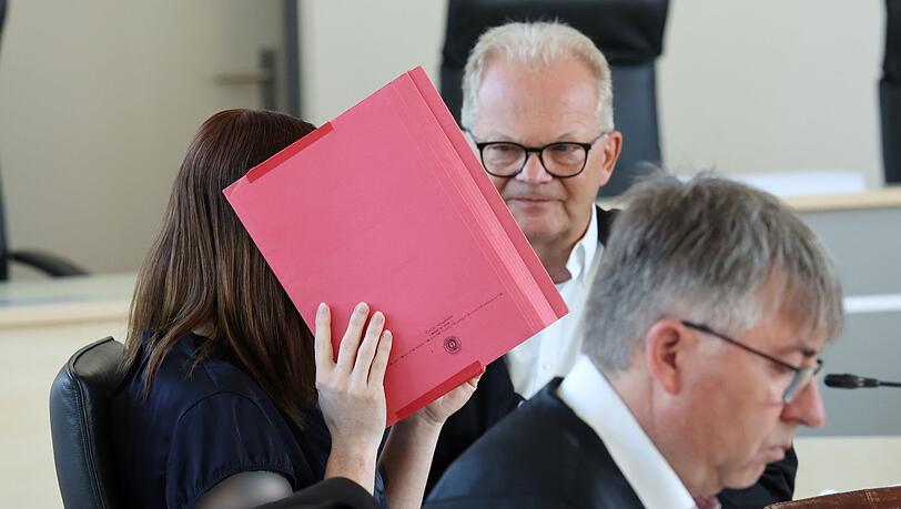 Die wegen Mordes an dem achtjährigen Fabian angeklagte Frau schweigt bislang zu den Vorwürfen. Die wegen Mordes an dem achtjährigen Fabian angeklagte Frau schweigt bislang zu den Vorwürfen.