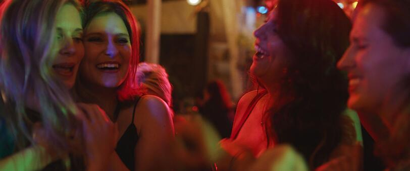 Auf einer Party eskaliert die Situation und alle unausgesprochenen Konflikte kommen auf den Tisch. Sophie (Ina Maria Jaich, links), Francesca (Natalia Rudziewicz, zweite von links), Amali (Homa Faghiri, zweite von rechts) und Luz (Janet Rothe) tanzen dicht aneinander in ausgelassener Stimmung. Auf einer Party eskaliert die Situation und alle unausgesprochenen Konflikte kommen auf den Tisch. Sophie (Ina Maria Jaich, links), Francesca (Natalia Rudziewicz, zweite von links), Amali (Homa Faghiri, zweite von rechts) und Luz (Janet Rothe) tanzen dicht aneinander in ausgelassener Stimmung.