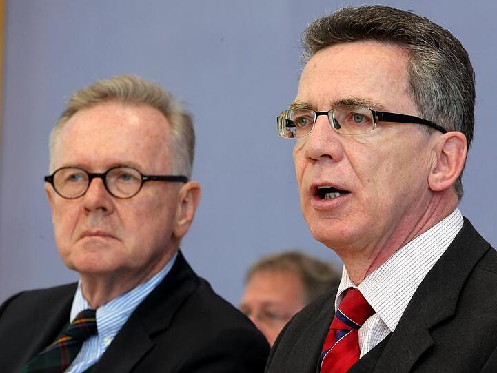 Bundesinnenminister Thomas de Maiziere (r.)