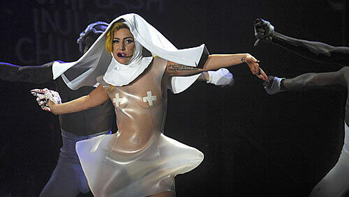 Als leichtbekleitete Nonne: Lady Gaga Als leichtbekleitete Nonne: Lady Gaga