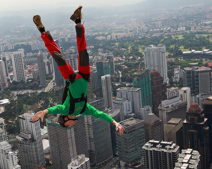 Bilder vom Base-Jumping-Treffen in Kuala Lumpur. Da wird's einem beim Hinschauen schlecht.