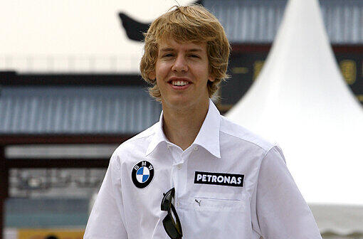 BMW: Der Münchner Automobilhersteller entdeckte und förderte das Talent. Vettel machte im BMW-Juniorteam seine Grundausbildung zum Rennfahrer. Nach seinem Debüt &bdquo;parkte&ldquo; ihn BMW bei der Red-Bull-Tochter Toro Rosso.