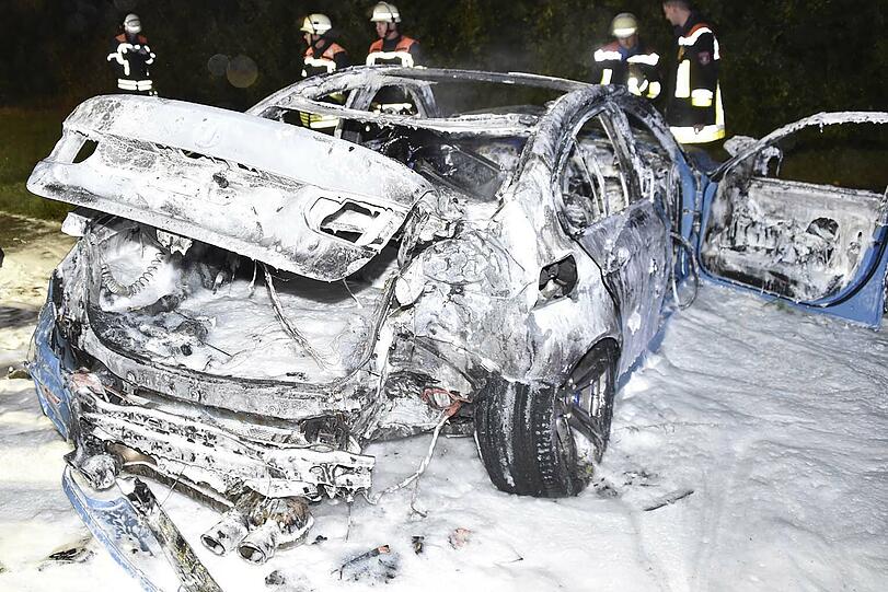 Das Wrack wurde nach der Kollision mit dem Baum noch weiter geschleudert und ging sofort in Flammen auf.