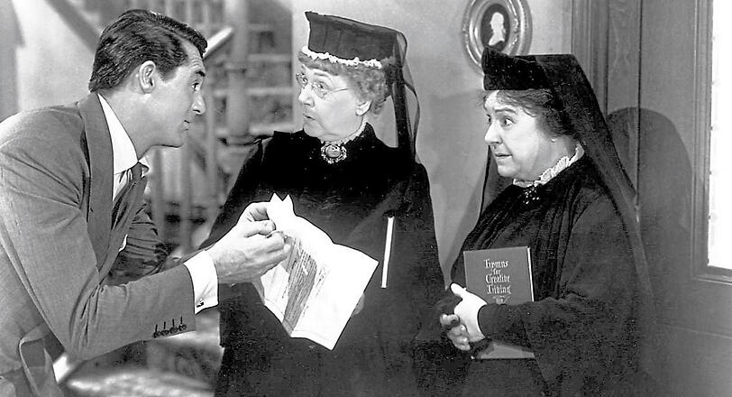 Legendäre Spitzenhäubchen: Cary Grant (Mortimer Brewster), Jean Adair (Martha) und Josephine Hull (Abby) im Jahr 1944.