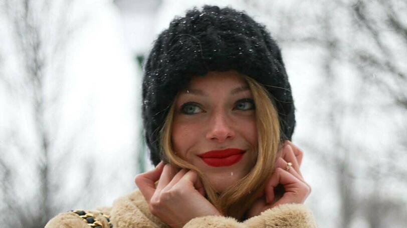 Model Lauren de Graaf beherrscht das Mützen-Styling perfekt