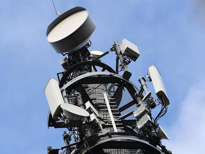 Die Frequenzen eigneten sich besonders dafür, eine sichere "Funknetzinfrastruktur zur Steuerung von Versorgungsnetzen aufzubauen", sagte der Präsident der Bundesnetzagentur, Jochen Homann.
