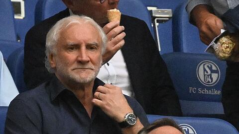 Rudi Völler beobachtet das Spiel der DFB-Auswahl gegen Kolumbien.