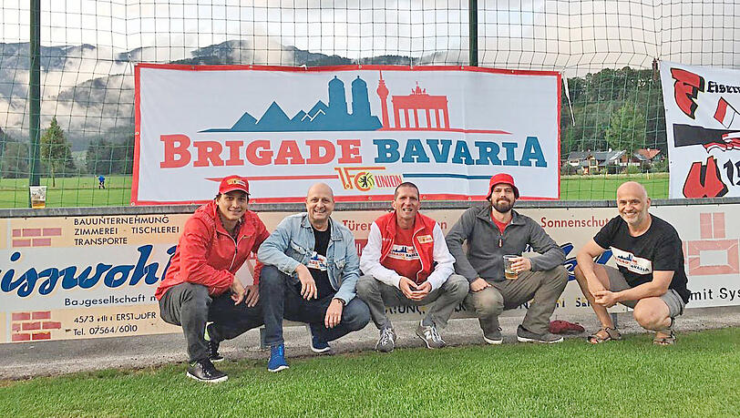 Mit dem Kopf in München, aber mit dem (Fußball-)Herzen weiterhin in Berlin: Die Mitglieder des Union-Fanclubs "Brigade Bavaria" auf Tour im Sommerttrainingslager der Eisernen . Mit dem Kopf in München, aber mit dem (Fußball-)Herzen weiterhin in Berlin: Die Mitglieder des Union-Fanclubs "Brigade Bavaria" auf Tour im Sommerttrainingslager der Eisernen .