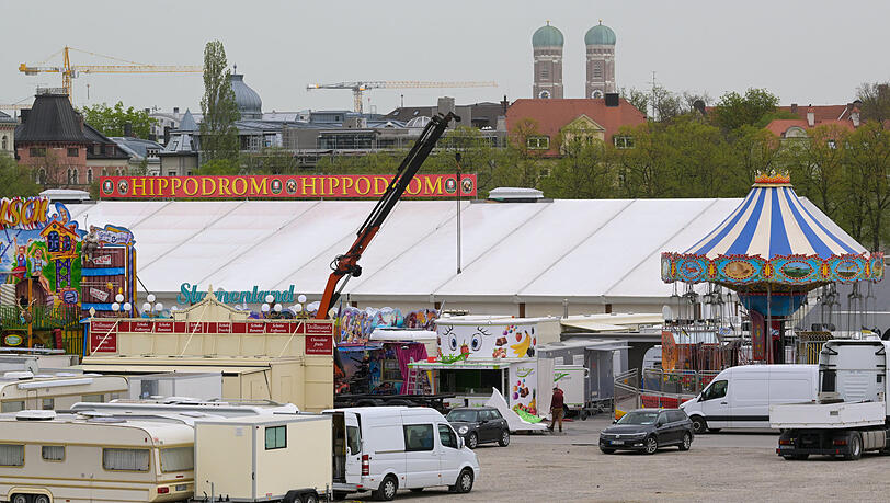 Noch gibt es einiges zu tun, bis das Frühlingsfest fertig aufgebaut ist. Im Hippodrom fehlen am Dienstag noch die Biertischgarnituren. Von außen sieht es aber schon recht fertig aus.