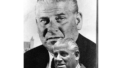Verzichtet auf Empfang: Andreas Urschlechter. Nürnbergs OB von 1957 bis 1987 (hier vor einem Wahlplakat von 1975) wird 90 Jahre alt.