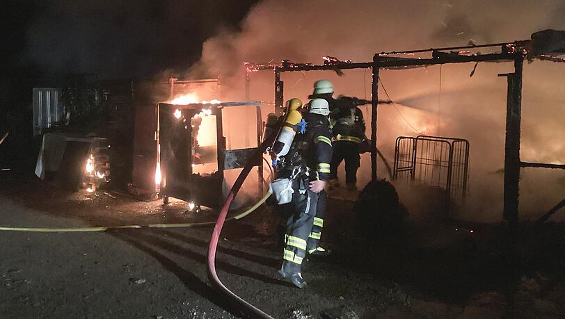 Der Brand richtete erheblichen Schaden an. Die genaue Schadenshöhe ist noch unklar.