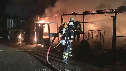 Der Brand richtete erheblichen Schaden an. Die genaue Schadenshöhe ist noch unklar.