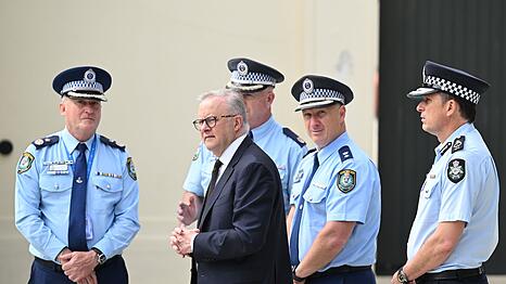 Australiens Premier Albanese k&uuml;ndigt Beratungen &uuml;ber eine Versch&auml;rfung der Waffengesetze an.