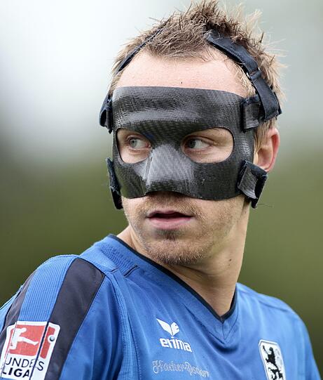 Nach seinem Nasenbeintrümmerbruch Ende April trägt der 23-Jährige im Training und im Spiel eine Gesichtsmaske.