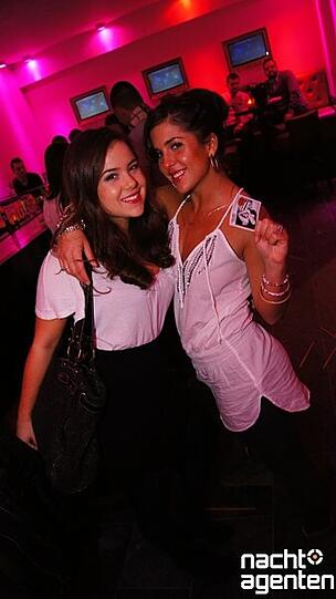 Heiße Mädels und sexy Moves bei "DJ A-Les B-Day Bash" im Crown's Club. Mehr Bilder gibt es unter www.nachtagenten.de.