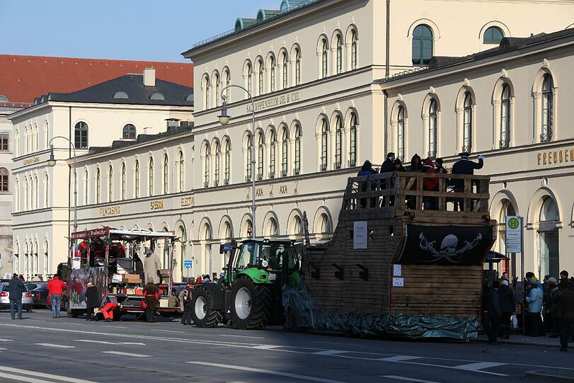 Damische Ritter: Auch bei Minusgraden lassen es die Narren in München krachen. Die Bilder vom Umzug