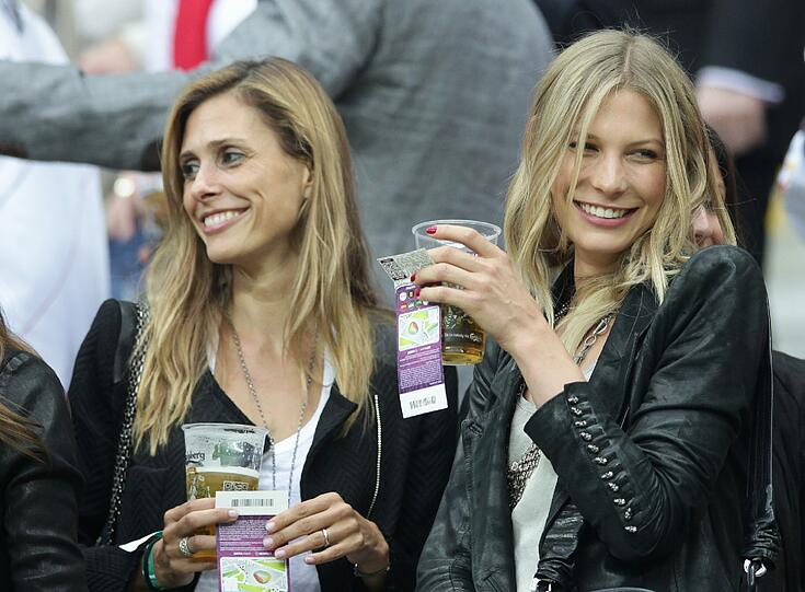 Hier konnte sexy Sarah noch lachen, neben ihr Conny Lehmann, die Frau von Jens Lehmann.
