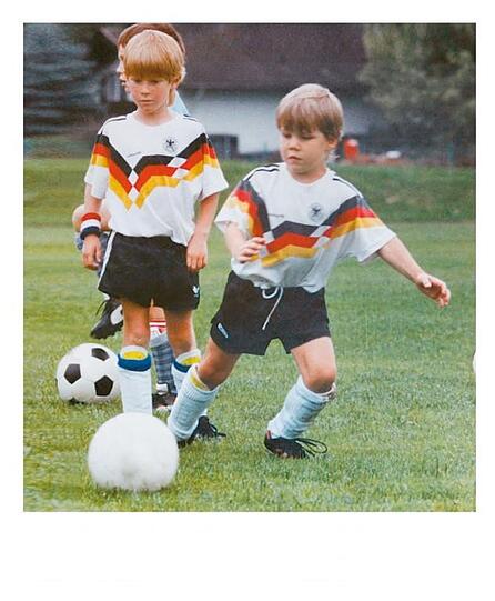 Wer ist der junge Mann rechts?