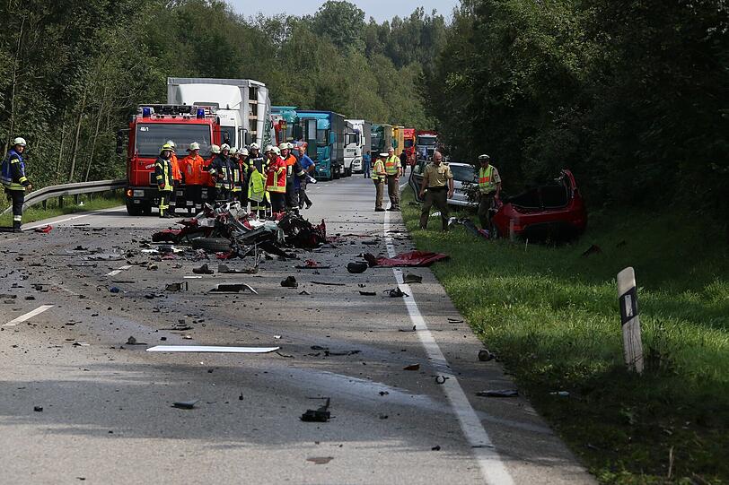Der Wagen wurde bei dem Zusammenstoß mit dem Lkw regelrecht in seine Einzelteile zerissen.