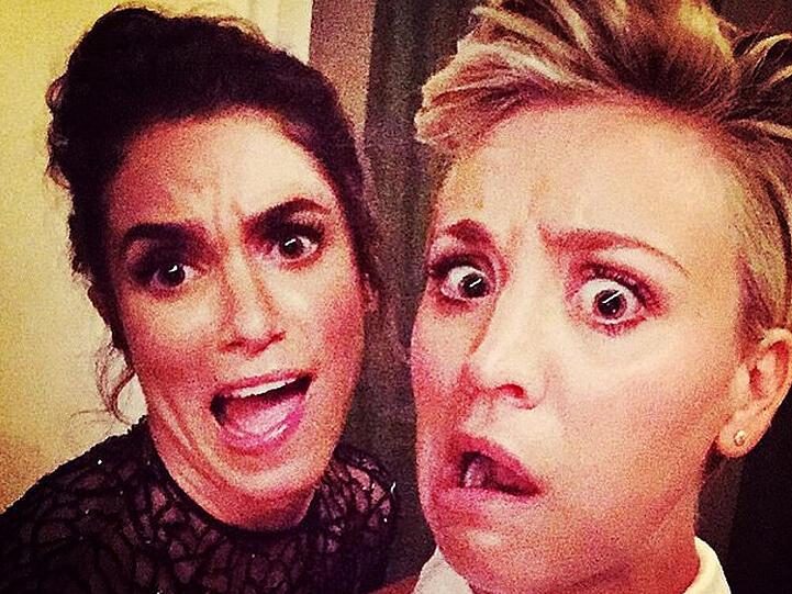 Kaley Cuoco und Nikki Reed ziehen fleißig Grimassen für ihre Fans
