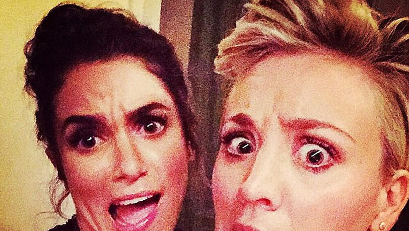 Kaley Cuoco und Nikki Reed ziehen fleißig Grimassen für ihre Fans Kaley Cuoco und Nikki Reed ziehen fleißig Grimassen für ihre Fans