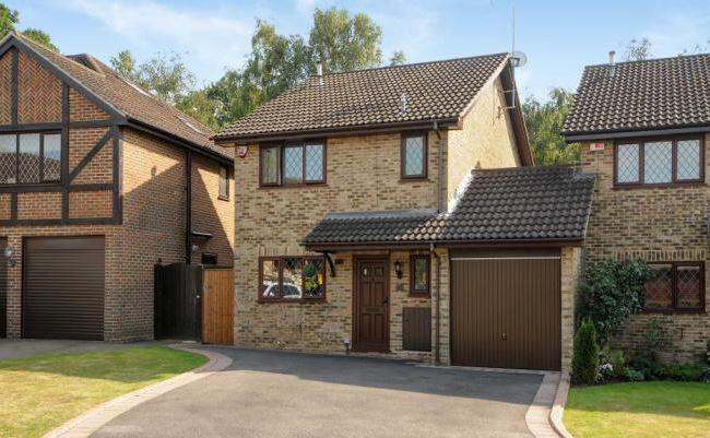 Und so sieht das Haus im realen England westlich von London in der Ortschaft Bracknell in Berkshire aus.
