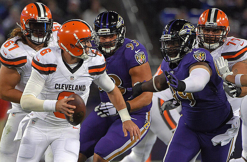 Browns-Quarterback Cody Kessler (links) versucht der Meute der Baltimore Ravens zu entkommen.