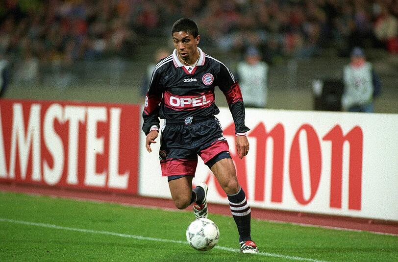 SAISON 1997/1998:Zwischendurch stand das Hinspiel in der Champions League gegen Ligarivale Borussia Dortmund auf dem Plan. Auch dort konnte der FC Bayern nicht siegen.