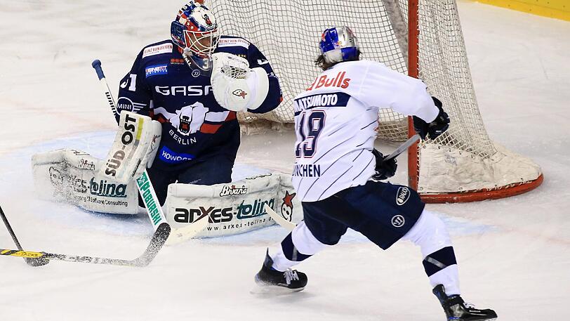 Wendepunkt für den EHC: Jon Matsumoto (r.) trifft zum 1:1, am Ende gewinnen die Red Bulls in Berlin mit 3:1.