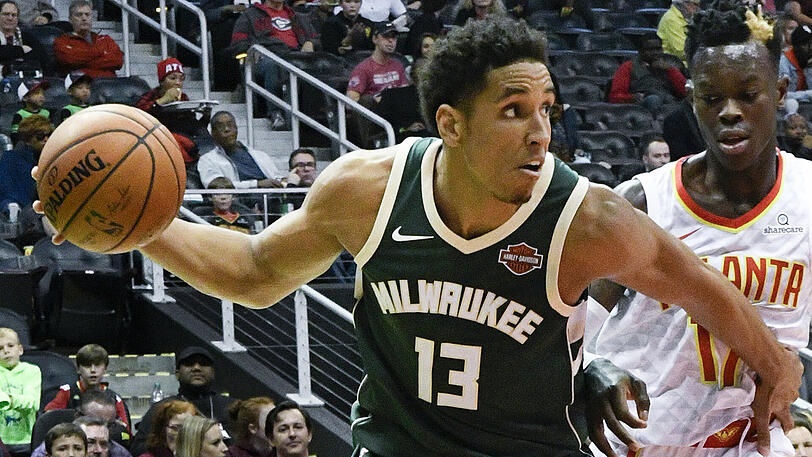Milwaukees Malcolm Brogdon (links) im Duell mit Atlantas Dennis Schröder.