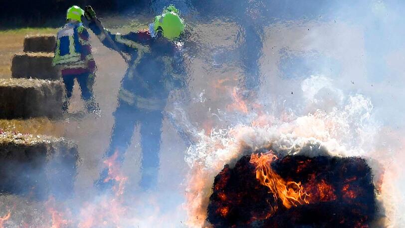 Der Einsatz in Unterhaching. Auf einem Feld hat es am Donnerstag gebrannt.