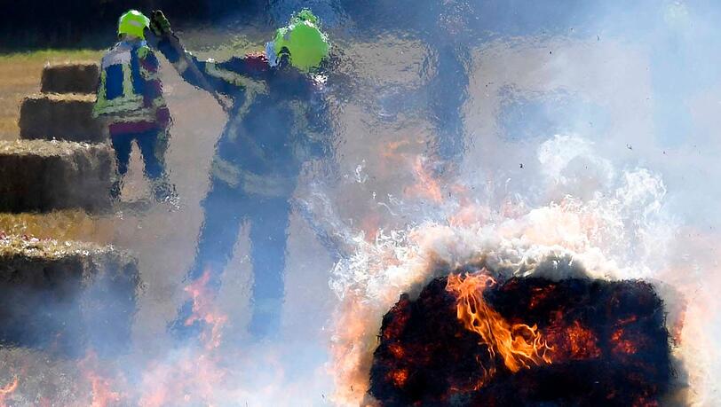 Der Einsatz in Unterhaching. Auf einem Feld hat es am Donnerstag gebrannt.
