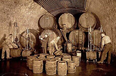 Schwerstarbeit: Fassabfüllung bei Löwenbräu im Jahre 1910.