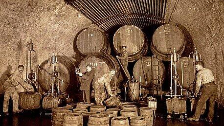 Schwerstarbeit: Fassabfüllung bei Löwenbräu im Jahre 1910. Schwerstarbeit: Fassabfüllung bei Löwenbräu im Jahre 1910.