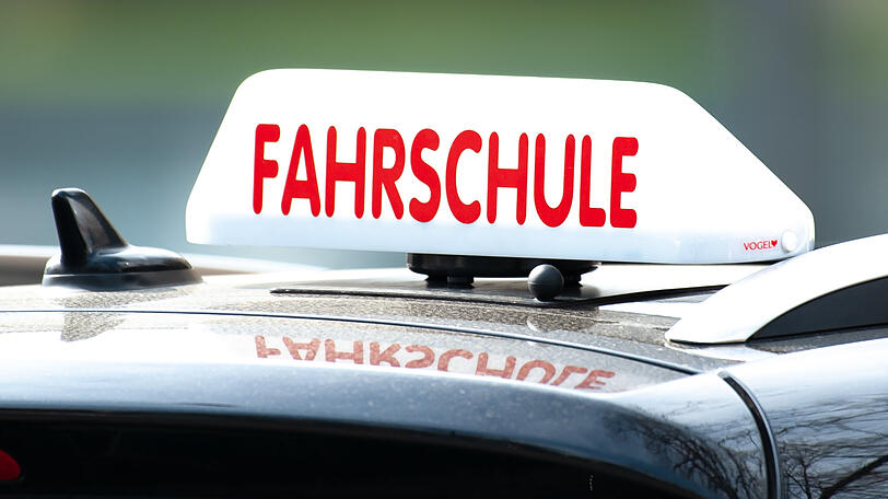 Immer mehr Fahrschüler in Bayern fallen durch die Prüfung. Die AZ spricht mit einem Fahrprüfer über mögliche Gründe. (Symbolbild)