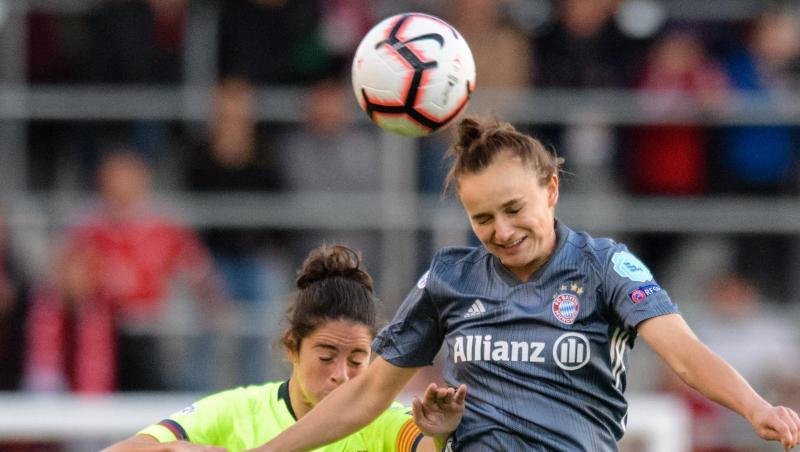 Marta Torrejon von Barcelona (l) und Lina Magull vom FC Bayern München während des Hinspiels im Kopfballduell um den Ball. Foto: Matthias Balk Marta Torrejon von Barcelona (l) und Lina Magull vom FC Bayern München während des Hinspiels im Kopfballduell um den Ball. Foto: Matthias Balk